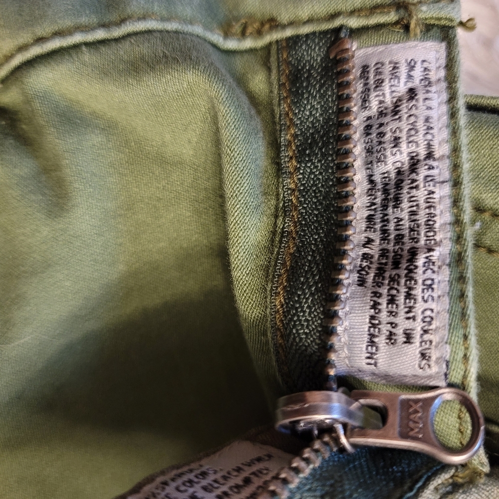 Flip Side Reversible Camo on one side Solid Green on the other. W 30 R 7 L 29 - Picture 8 of 9